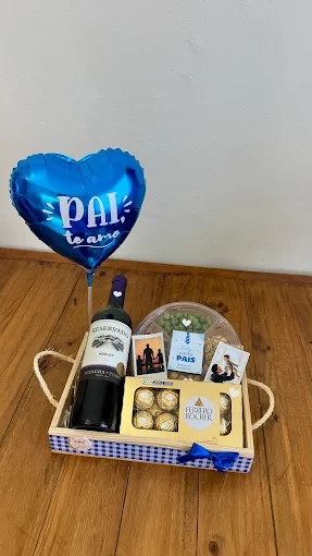 Bandeja Pai, Te Amo: vinho, ferrero rocher, amendoim, fotos e balão