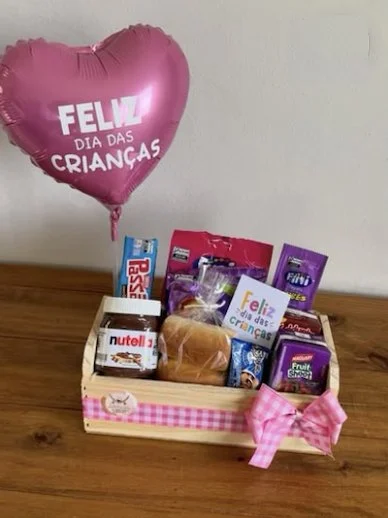 Caixote Dia das Crianças: nutella, bolinhos, biscoitos, gelatina, suco e balão